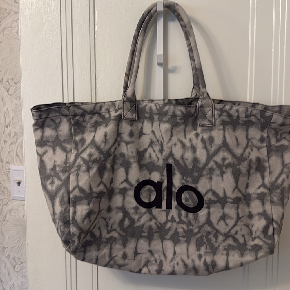 Authentic Alo gym bag/ yoga bag. Like new.